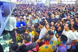 廣州火車站退票人山人海。記者莫偉濃 攝
