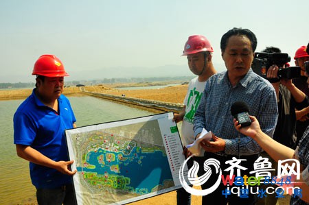 沂源縣田莊水庫管理處負(fù)責(zé)人介紹濕地項(xiàng)目建設(shè)情況
